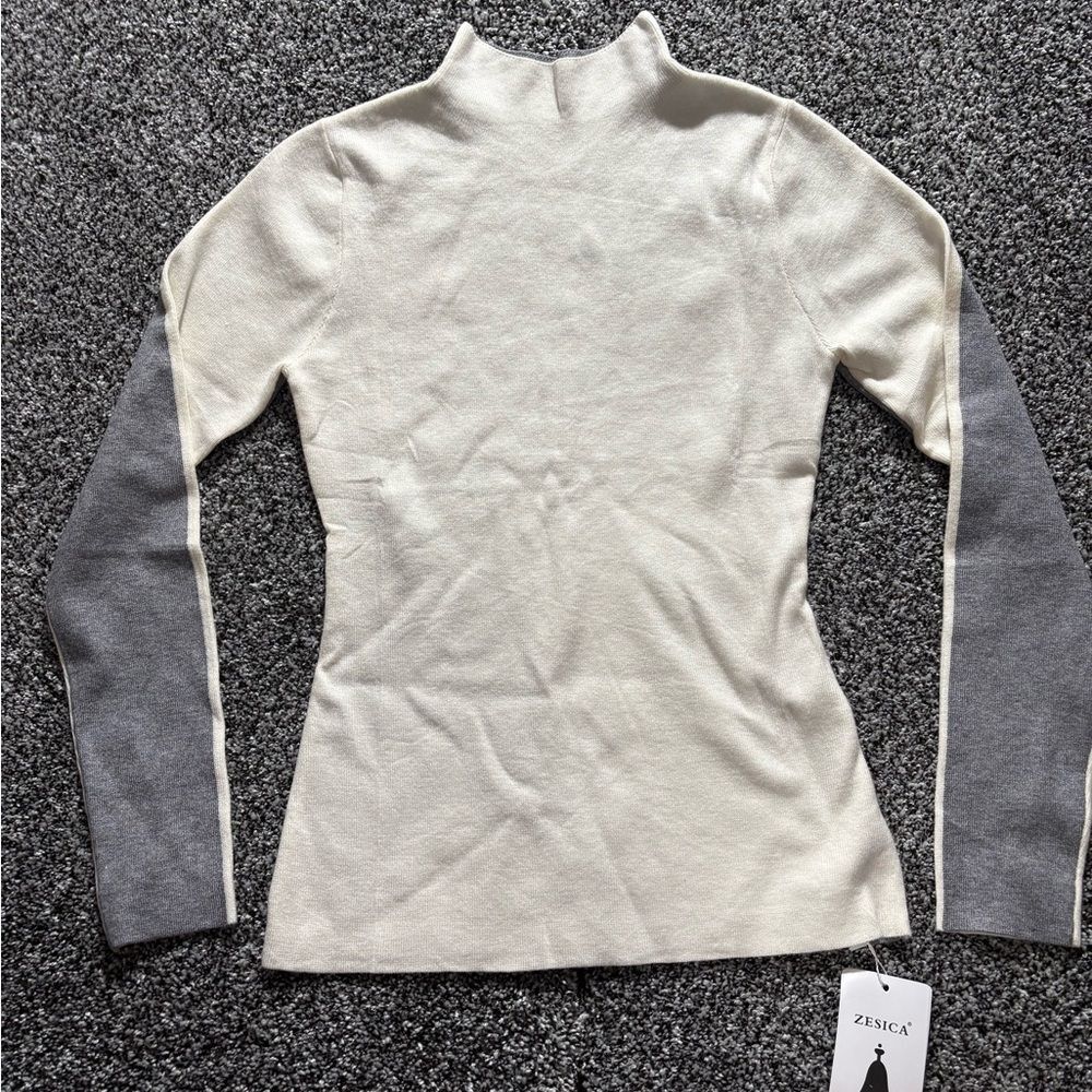 ZESICA Cream and Gray Turtleneck Sweater NWT woman’s small